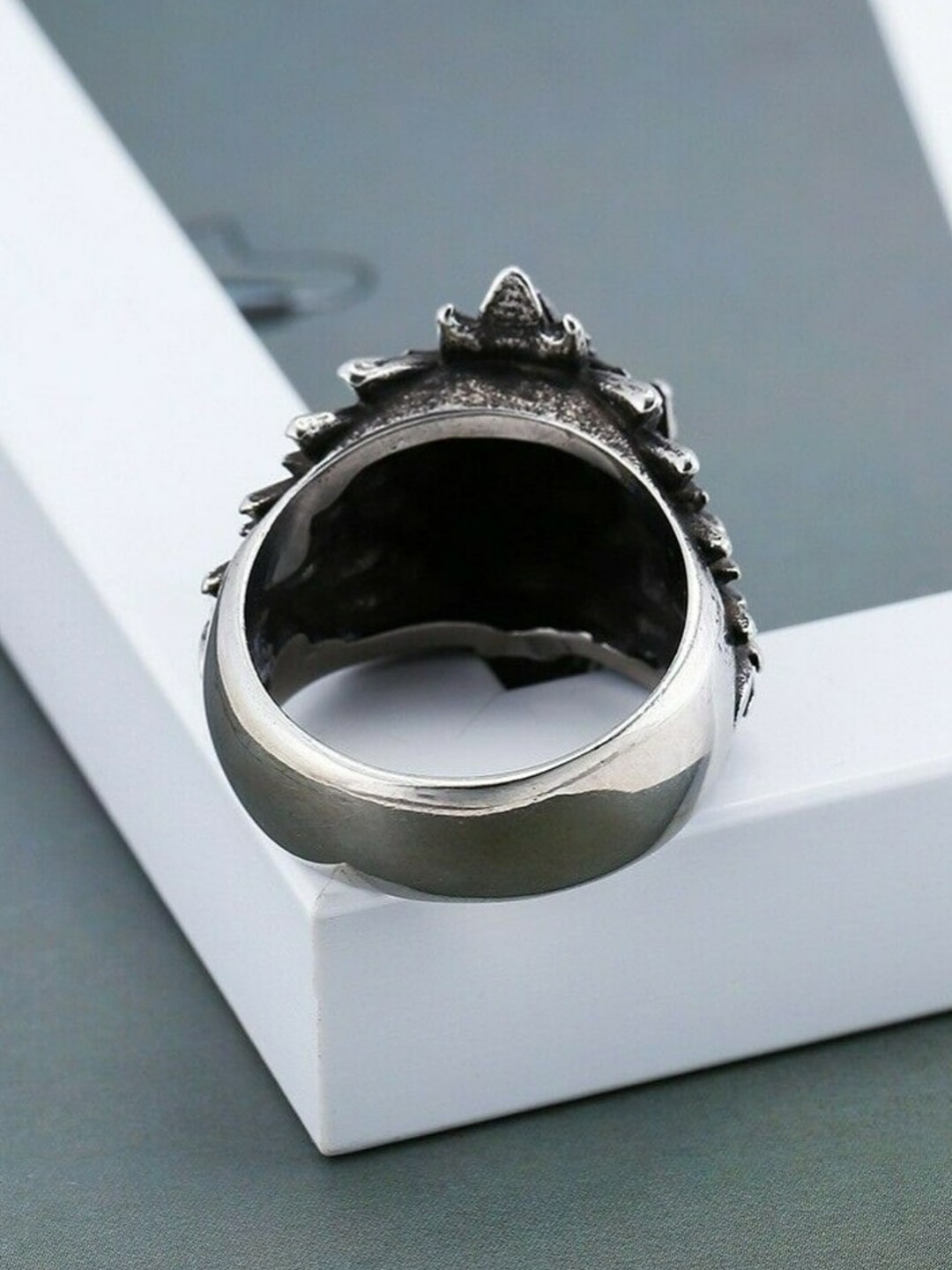 EL REGALO Men Silver-Plated Oxidised Game Of Thrones Finger Ring - for Men
Style ID: 16991104